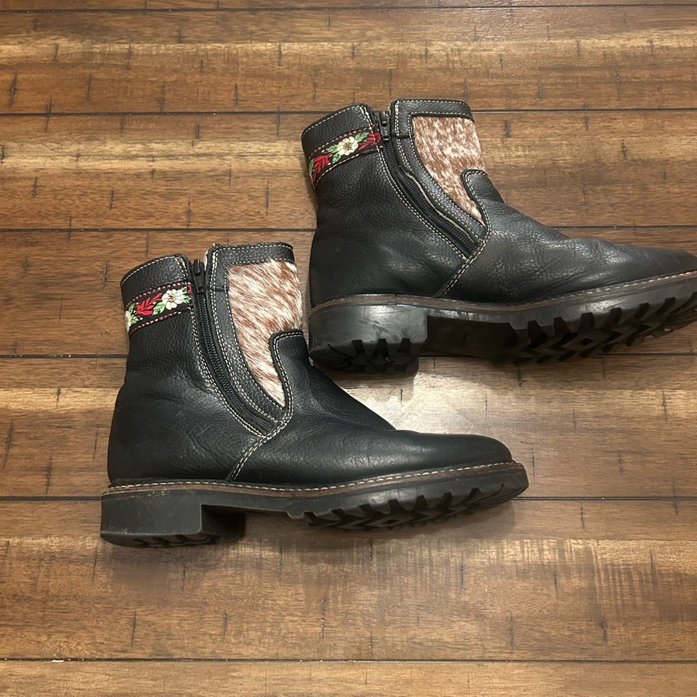 🔥BOOT SALE 🔥 Martino Made in Canada Leather Ankle Boots Cowhide Panels Womens 8